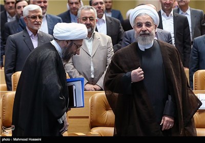 حجت الاسلام حسن روحانی رئیس جمهور و آیت الله آملی لاریجانی رئیس قوه قضائیه در همایش سراسری قوه قضائیه