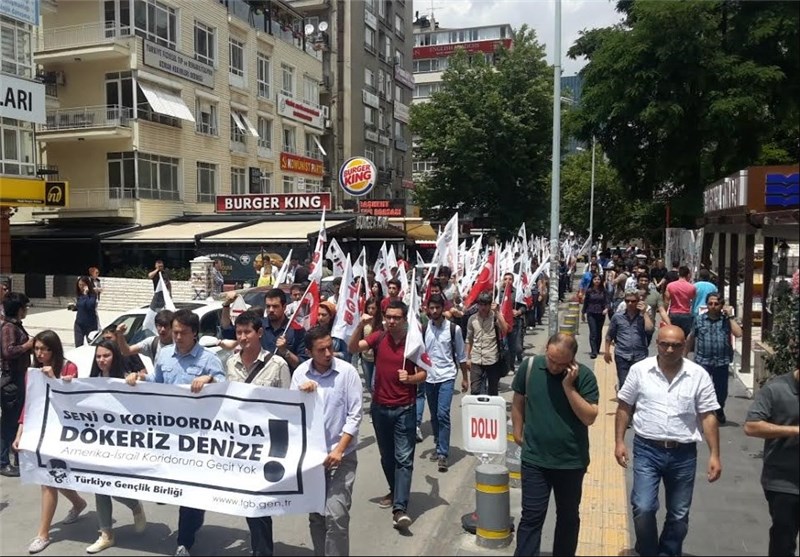 تجمع اعتراض‌آمیز جوانان ترکیه مقابل سفارت آمریکا در آنکارا + عکس