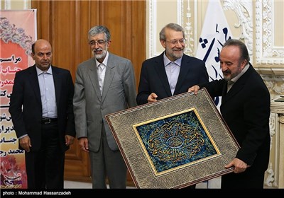 تقدیر از محمد رجبی دوانی رئیس پیشین کتابخانه مجلس توسط علی لاریجانی رئیس مجلس شورای اسلامی