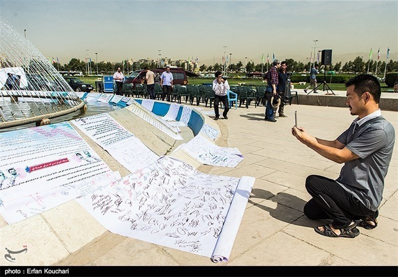 Million-Signature Petition for Good Nuclear Deal Handed to Iran&apos;s Foreign Ministry