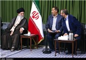امام خامنه‌ای در دیدار جمعی از شاعران: بکوشید شعر فارسی عفیف، حکمت‌آمیز و امیدآفرین باقی بماند + تصاویر