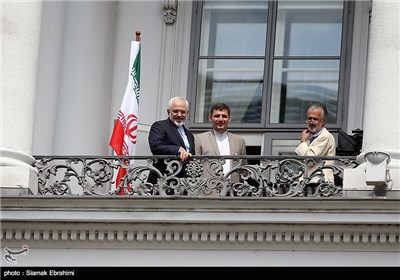 محمد جواد ظریف وزیر امور خارجه در بالکن هتل کوبورگ