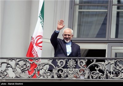محمد جواد ظریف وزیر امور خارجه در بالکن هتل کوبورگ