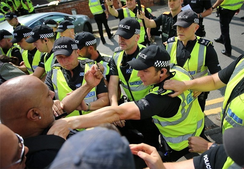 درگیری پلیس انگلیس با معترضان به تخلیه منزل یک بیمار سرطانی + عکس