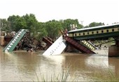 سقوط قطار ارتش پاکستان از پلی در ایالت پنجاب+عکس