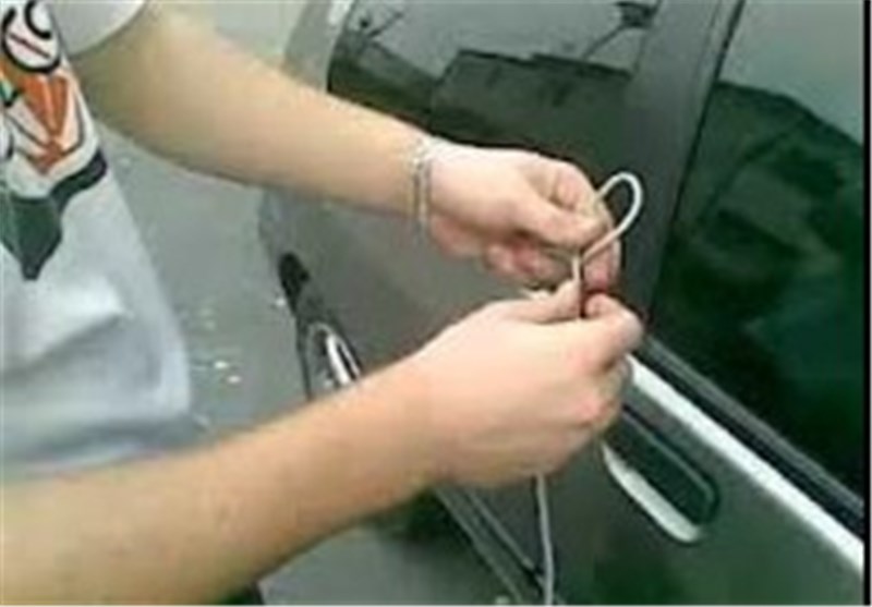 Как открыть дверь ваз 2107 без ключа. Отгибание двери авто. Вскрытие машины без ключа. Лайфхак как открыть машину без ключей. Как открыть дверь машины линейкой.