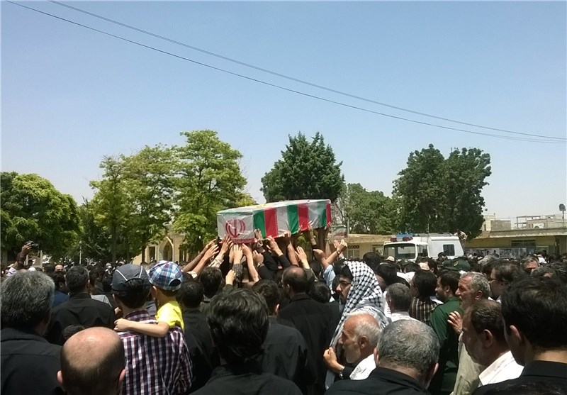 پیکر شهید مدافع حرم «ایمان خزایی‌نژاد» در جهرم تشییع شد