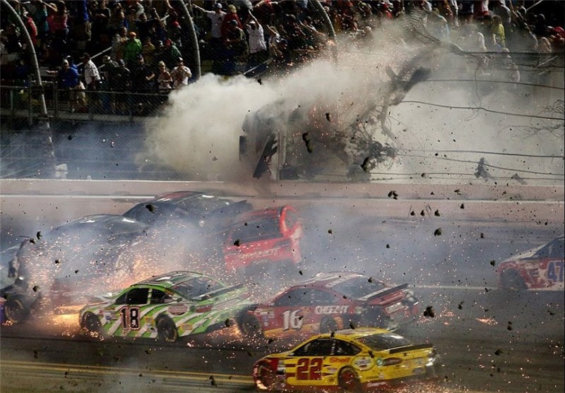 تصاویر حادثه در مسابقات اتومبیل رانی ناسکار