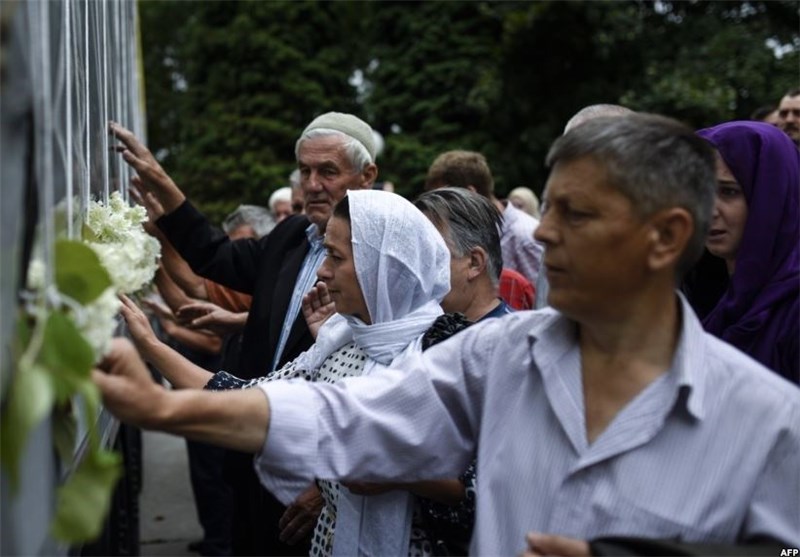 Bosnian Muslims Pay Tribute to Srebrenica Victims