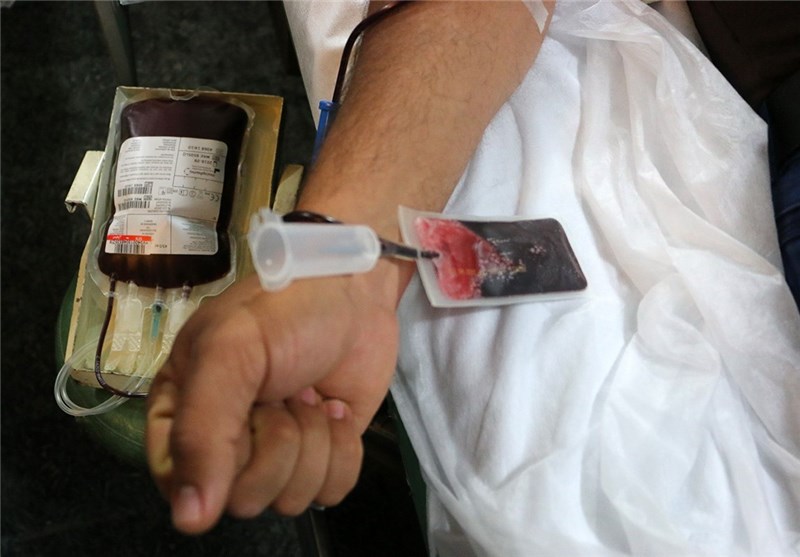 دانشجویان اردبیل برای حمایت از مدافعان حرم خون اهدا کردند