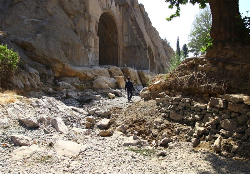 خشکسالی و حفر چاه‌های غیرمجاز عوامل خشک شدن چشمه طاقبستان هستند