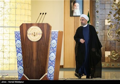 حجت‌الاسلام حسن روحانی رئیس جمهور هنگام ورود به محل گفت‌وگوی تلویزیونی با مردم پس از توافق هسته‌ای