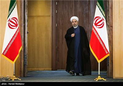 حجت‌الاسلام حسن روحانی رئیس جمهور هنگام ورود به محل گفت‌وگوی تلویزیونی با مردم پس از توافق هسته‌ای