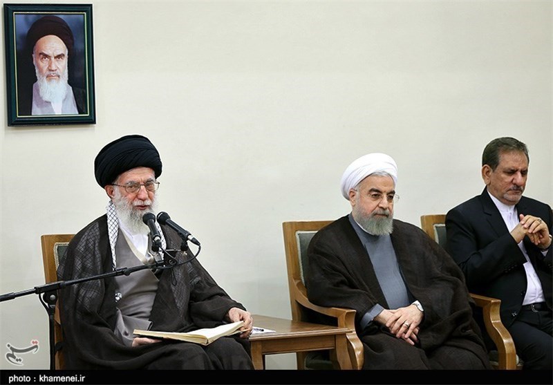 عکس/ کتابی که امام خامنه‌ای در دیدار با هیئت دولت آورد