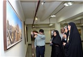 نمایشگاه عکس &quot;خانه دوست&quot; در شیراز گشایش یافت‌