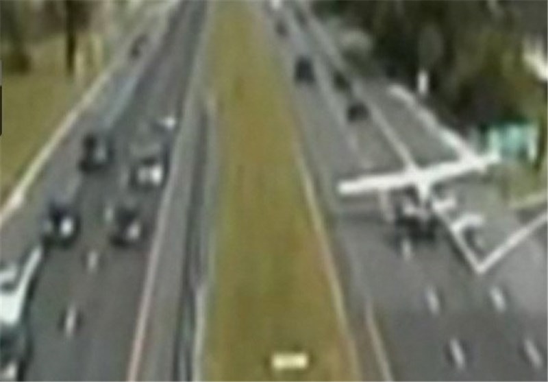 فیلم/ لحظه فرود اضطراری هواپیما در بزرگراه
