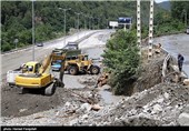 ریزش کوه در آزادراه چالوس به مرزن‌آباد /بارش برف و باران در برخی جاده‌ها