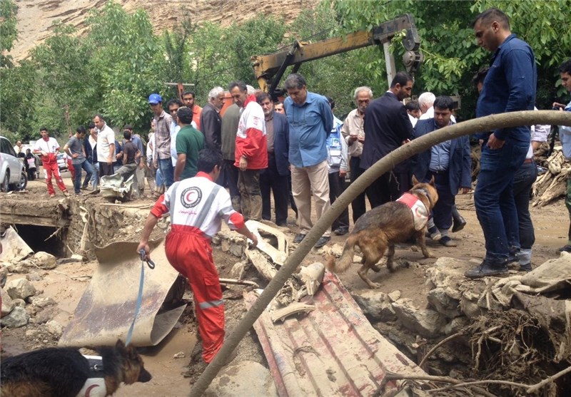 کمک رسانی به سیل زدگان مناطق استان قزوین همچنان ادامه دارد