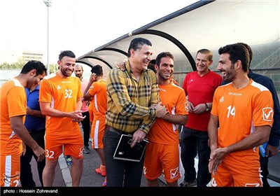 علی دایی سرمربی تیم فوتبال صبای قم در حال گفت و گوی با بازیکنان تیم فوتبال سایپا است