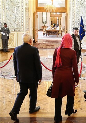 محمدجواد ظریف وزیر امور خارجه ایران و فدریکا موگرینی مسئول سیاست خارجی اتحادیه اروپا هنگام ورود به محل دیدار
