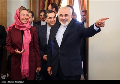 محمدجواد ظریف وزیر امور خارجه ایران و فدریکا موگرینی مسئول سیاست خارجی اتحادیه اروپا هنگام ورود به محل دیدار