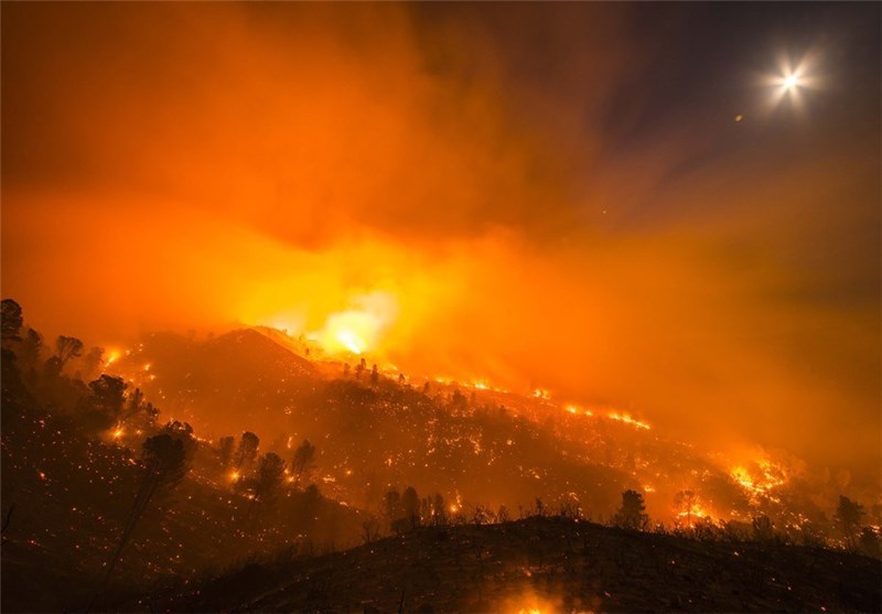 70درصد آتش‌سوزی شهرک صنعتی گرمسار مهار شده است/ ارتفاع 35متری زبانه‌های آتش