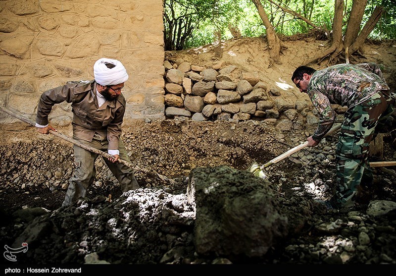جهادگران بسیج سازندگی به روستاهای تنگستان اعزام شد