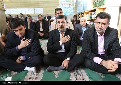 حضور محمود احمدی نژاد رئیس دولت نهم و دهم در مراسم ختم والده محمد عباسی وزیر ورزش سابق
