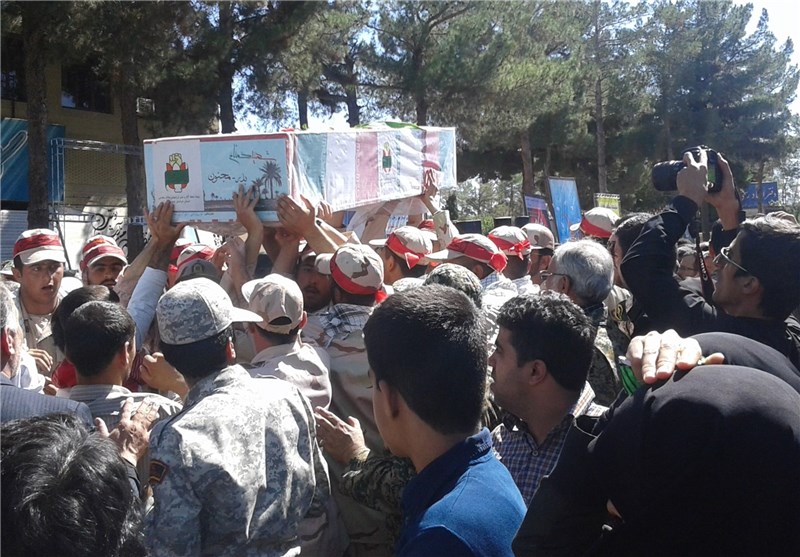 تشییع پیکر پاک 5 شهید بر روی دستان مردم خراسان جنوبی به روایت تصویر