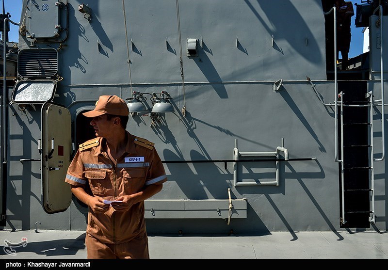 وحدة الابحاث التابعة للقوات البحریة الروسیة ترسو فی بندر عباس