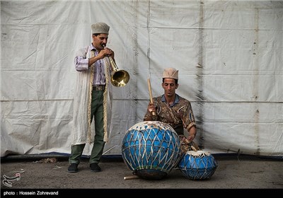 در جشنواره اقوام ایرانی علاوه بر برپایی سیاه چادرهای سوغات و صنایع دستی استان ها، بازی های سنتی، اجرای نمایش آئینی استان ها و جشن های کهن اقوام ایرانی نیز برگزار می شود.