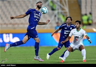 Esteghlal Loses to Zob Ahan in Iran Professional Football League in Tehran