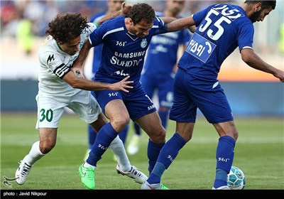 Esteghlal Loses to Zob Ahan in Iran Professional Football League in Tehran