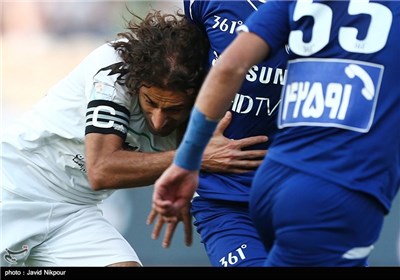 Esteghlal Loses to Zob Ahan in Iran Professional Football League in Tehran