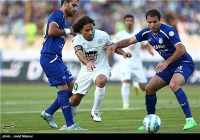 Esteghlal Loses to Zob Ahan in Iran Professional Football League in Tehran