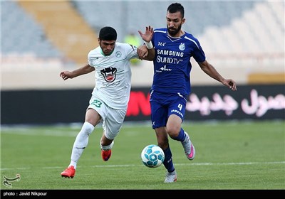 Esteghlal Loses to Zob Ahan in Iran Professional Football League in Tehran