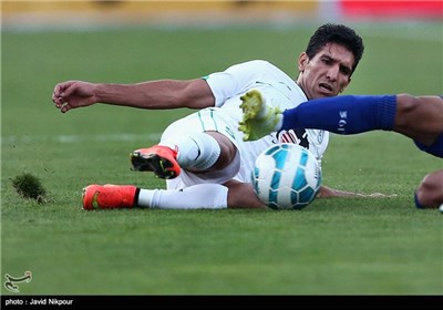 Esteghlal Loses to Zob Ahan in Iran Professional Football League in Tehran