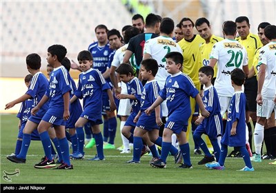 Esteghlal Loses to Zob Ahan in Iran Professional Football League in Tehran