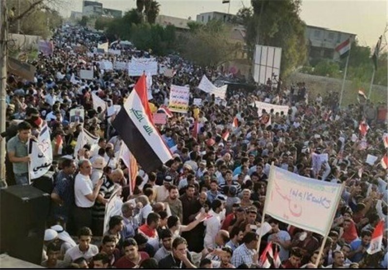 Thousands of Iraqis Demonstrate for Reforms