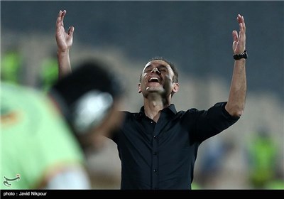 Esteghlal Loses to Zob Ahan in Iran Professional Football League in Tehran