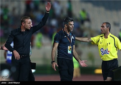 Esteghlal Loses to Zob Ahan in Iran Professional Football League in Tehran