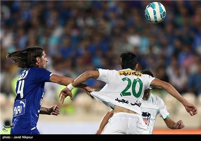 Esteghlal Loses to Zob Ahan in Iran Professional Football League in Tehran