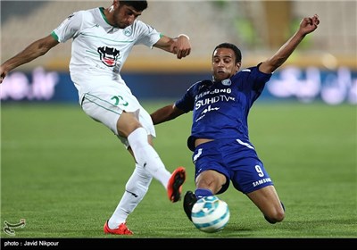 Esteghlal Loses to Zob Ahan in Iran Professional Football League in Tehran