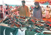 400 مخالف مسلح پاکستانی تسلیم نیروهای امنیتی شدند + تصاویر