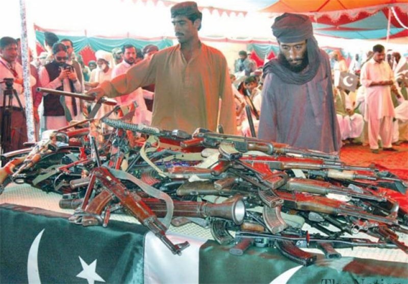 400 مخالف مسلح پاکستانی تسلیم نیروهای امنیتی شدند + تصاویر