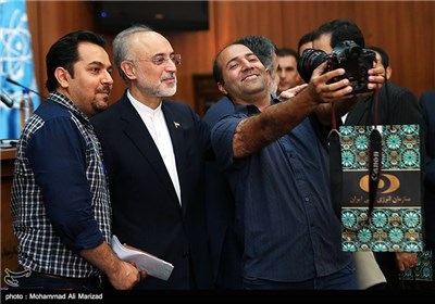 عکس یادگاری خبرنگاران با علی اکبر صالحی رئیس سازمان انرژی هسته‌ای