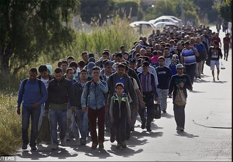 هجوم مهاجران به سواحل توریستی یونان +عکس