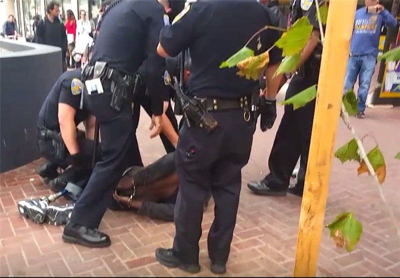 حمله 14 پلیس آمریکایی برای بازداشت یک سیاهپوست معلول +فیلم