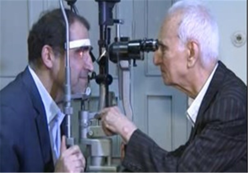 فیلم/ دیدار وزیر بهداشت با پیرترین چشم پزشک