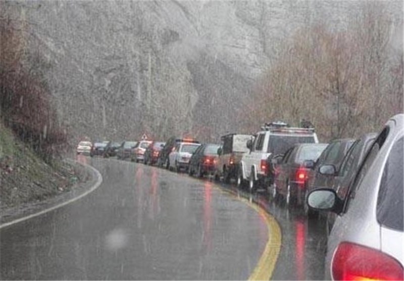 ترافیک پرحجم در سه محور شمالی؛ برف و باران در جاده‌های 6 استان